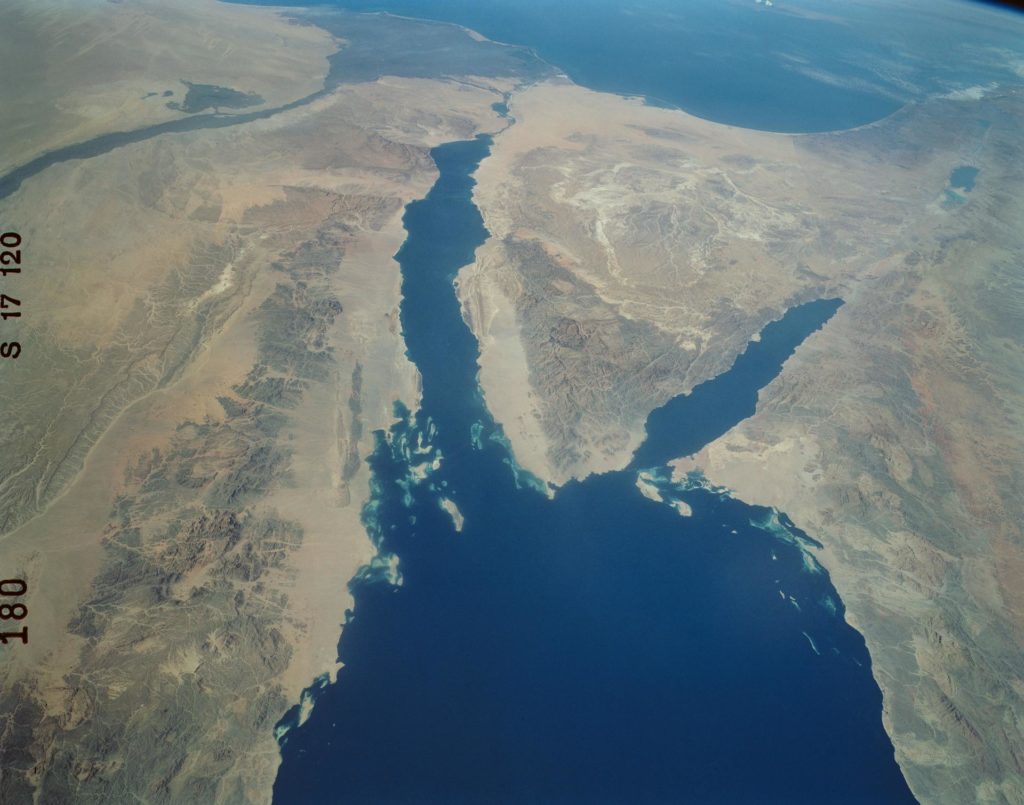 Red Sea Shipping Crisis Intensifies: Houthi‑Claimed Bulker Sinking, Israeli Strikes & Calls for Warlike Status